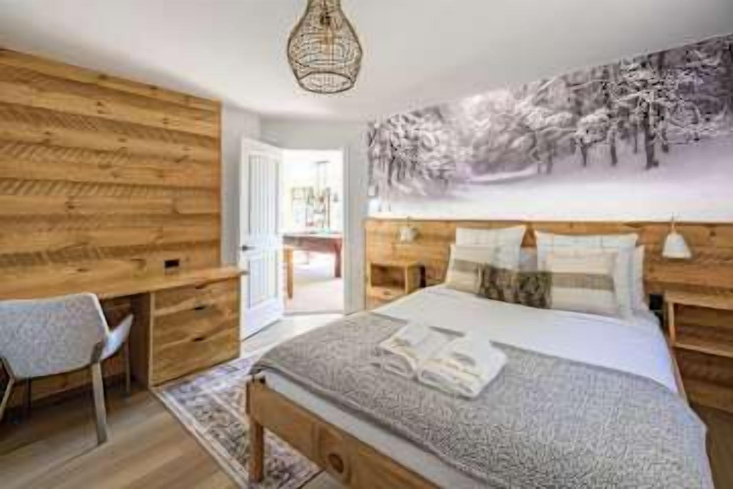 5 quartos, escrivaninha, Wi-Fi, roupa de cama