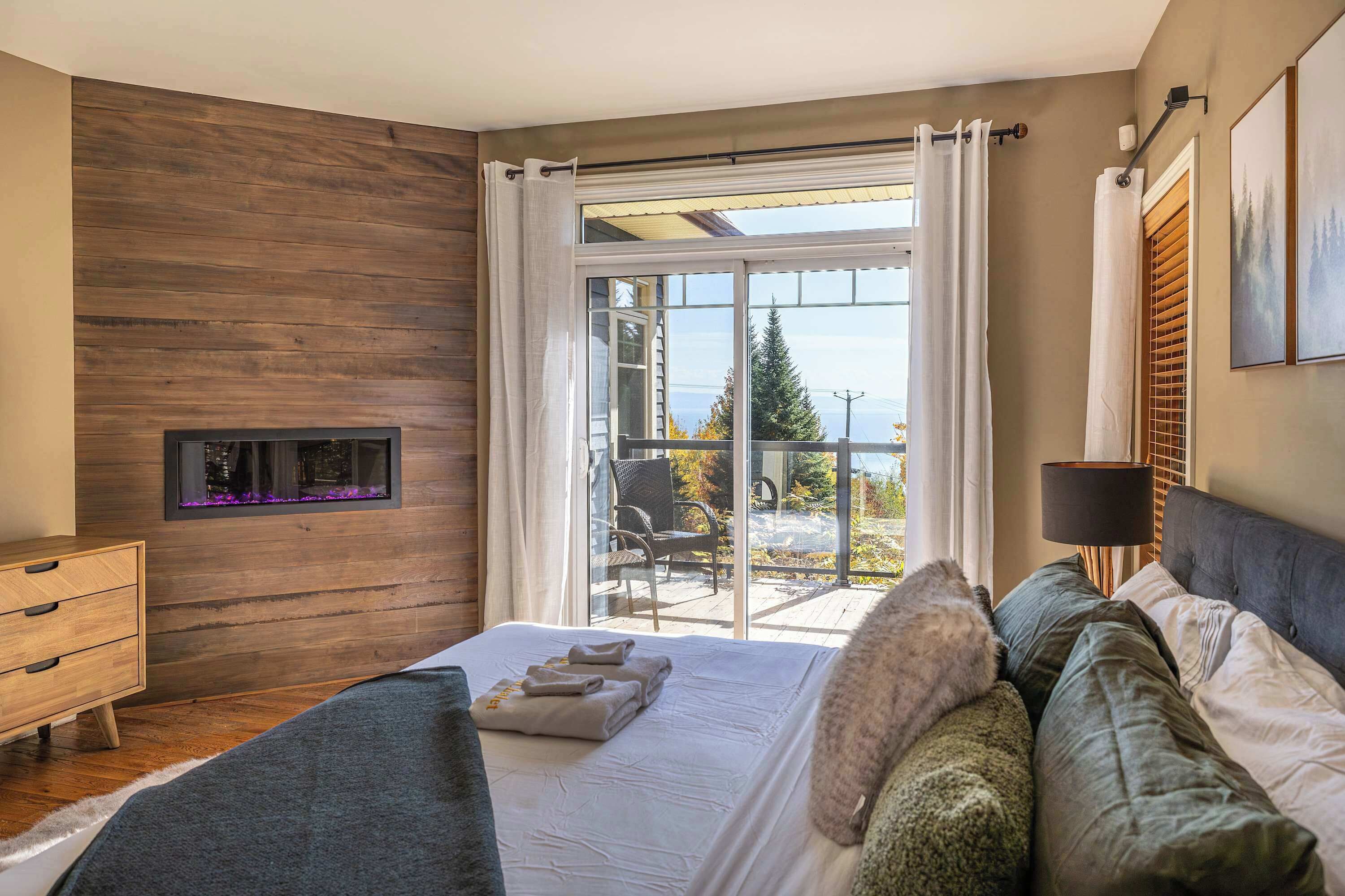 5 bedrooms, desk, WiFi, bed sheets