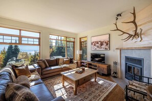 TV, fireplace, offices - Beau Lieu - River View - Spa And Pool Table (Petite-Rivière-Saint-François)