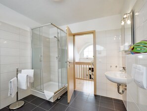 Shower, hair dryer, towels, toilet paper - Villa Fasan - Cozy thatched house on the edge of the nature reserve (Trent)