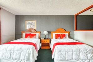 Tabla de planchar con plancha, wifi gratis y ropa de cama
