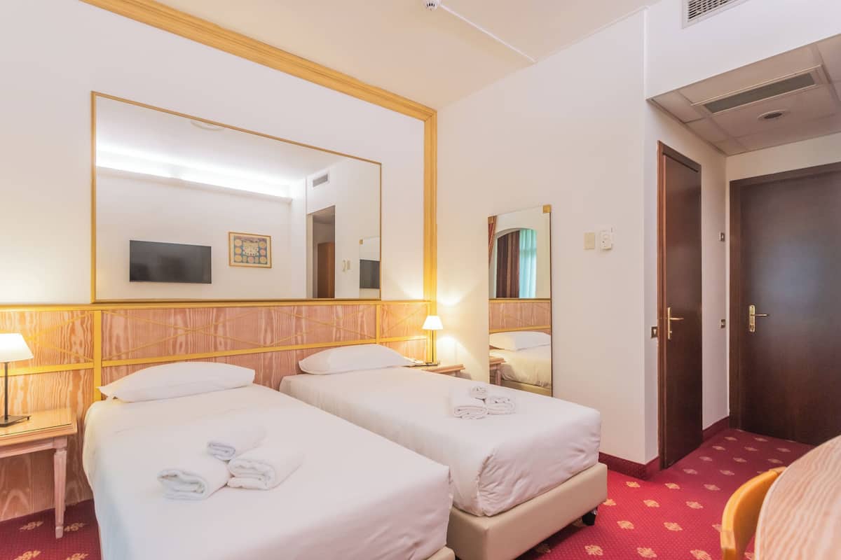 Comfort Twin Room | In-room safe, blackout drapes, free WiFi, wheelchair access