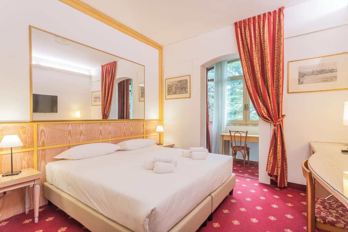 In-room safe, blackout drapes, free WiFi, wheelchair access