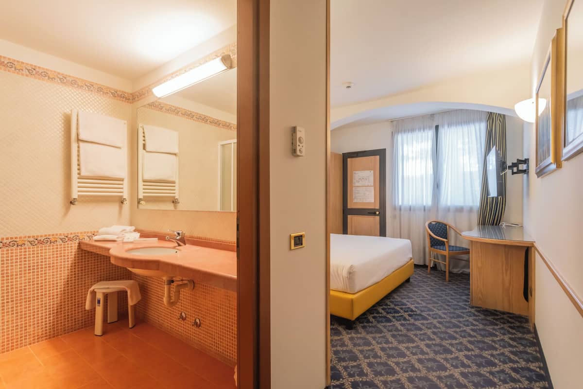 Superior Room, 1 King Bed, Patio, Courtyard View | In-room safe, blackout drapes, free WiFi, wheelchair access