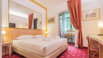 Kahden hengen comfort-huone | Tallelokero huoneessa, pimennysverhot, ilmainen Wi-Fi