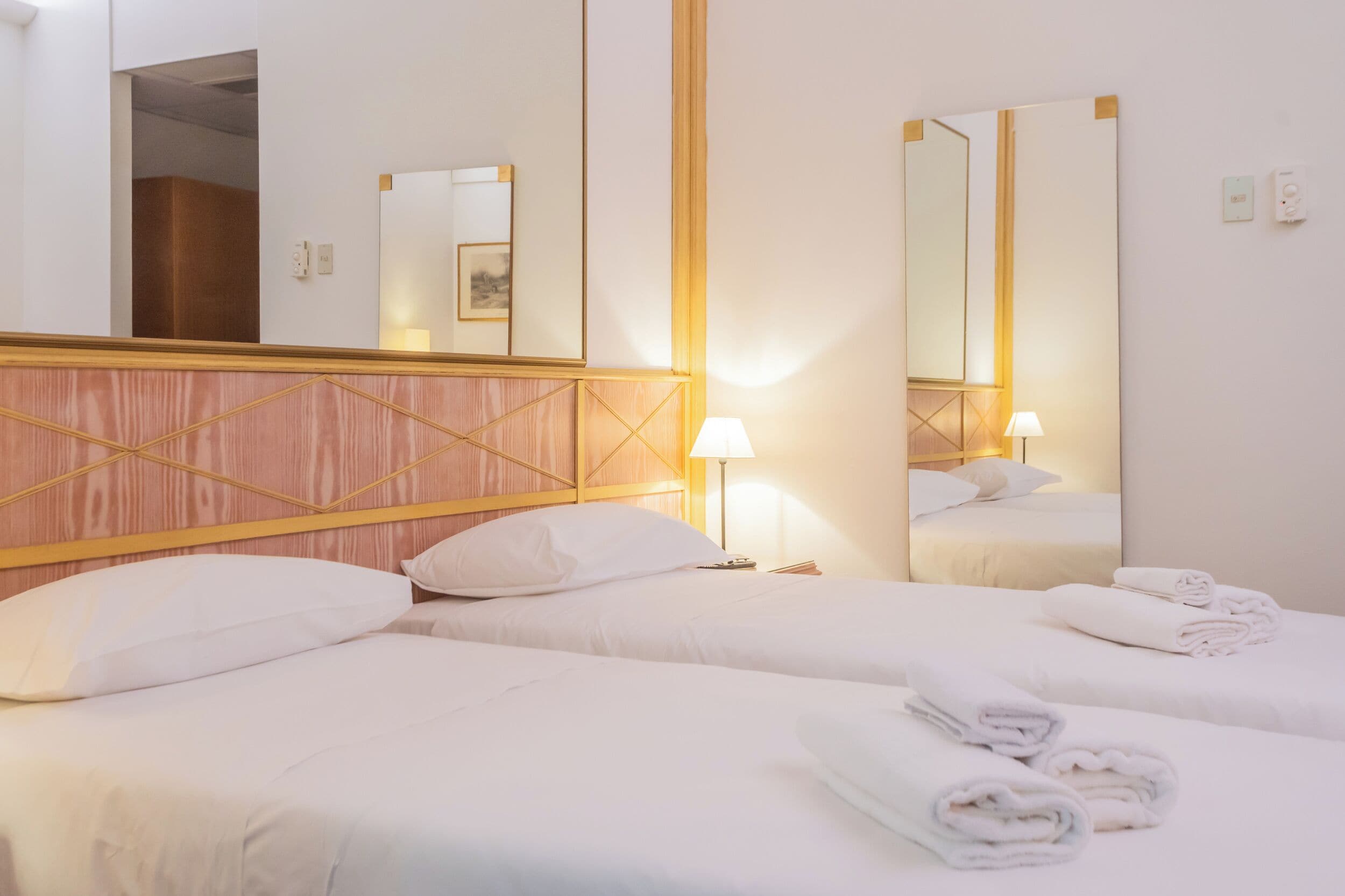 Comfort-Zweibettzimmer | Zimmersafe, Verdunkelungsvorhänge, kostenloses WLAN, Rollstuhlgeeignet