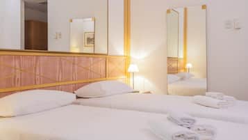 Comfort-Zweibettzimmer | Zimmersafe, Verdunkelungsvorhänge, kostenloses WLAN, Rollstuhlgeeignet