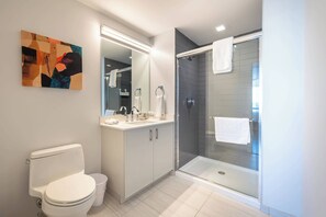 Douche, sèche-cheveux, serviettes fournies