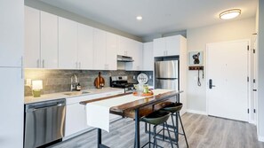 Fridge, microwave, oven, stovetop - Modern Townhome | Walk to Yale and Downtown (New Haven, CT)
