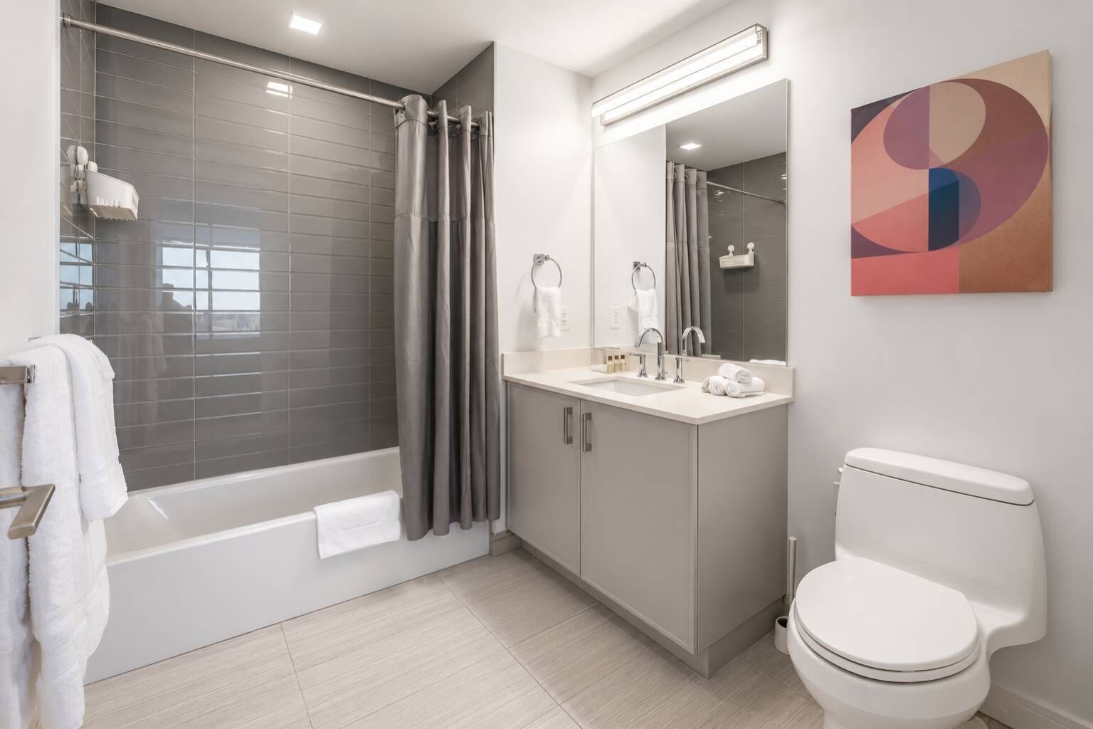 Une salle de bain moderne équipée d’une baignoire, d’une douche et de toilettes.