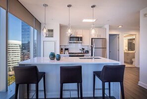 Kjøleskap, mikrobølgeovn, ovn og kokeplater