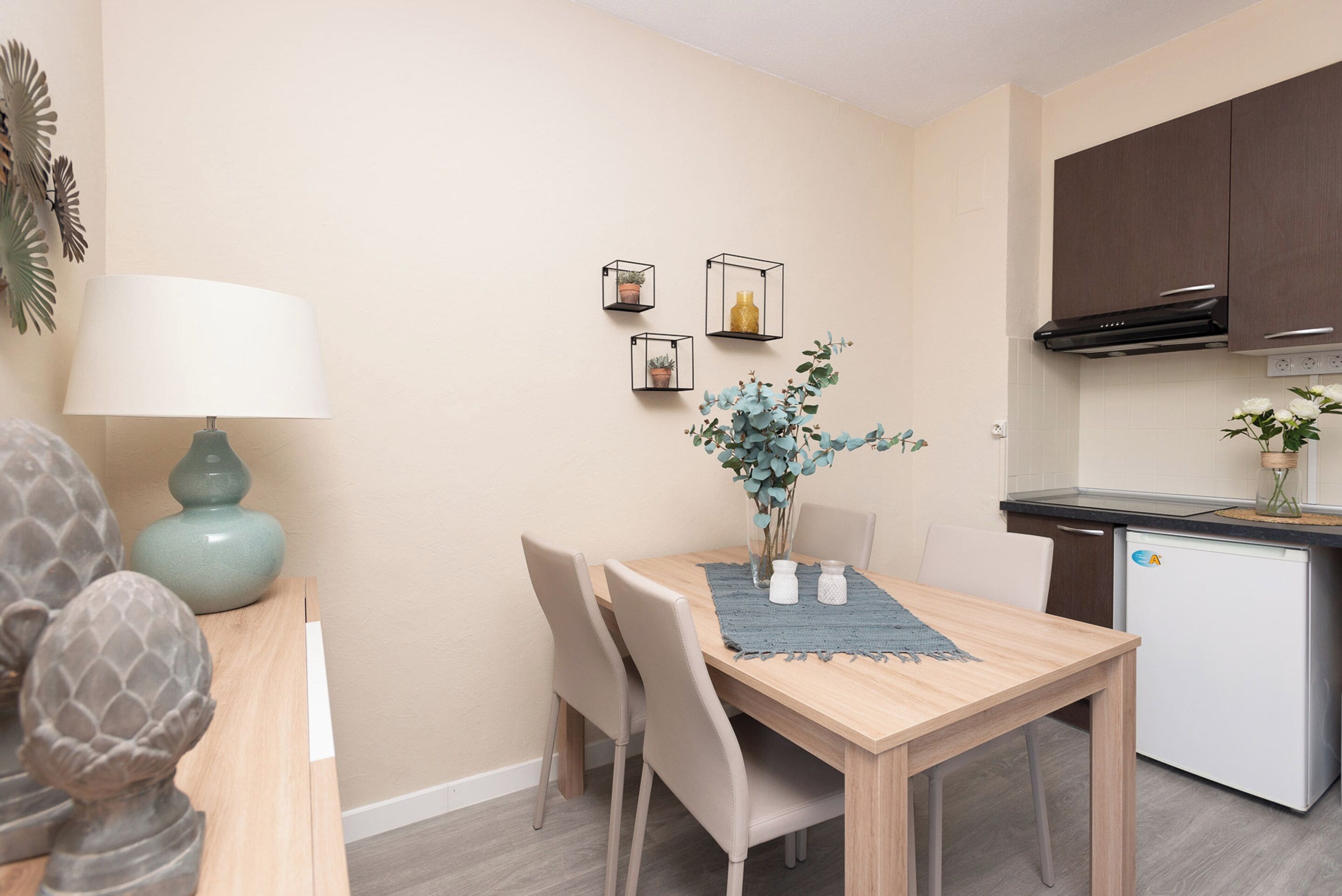 Estudio básico | Cocina privada | Refrigerador, microondas, parrilla de estufa y tetera eléctrica 