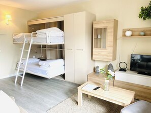 Basic-Studio | Wohnbereich | Fernseher