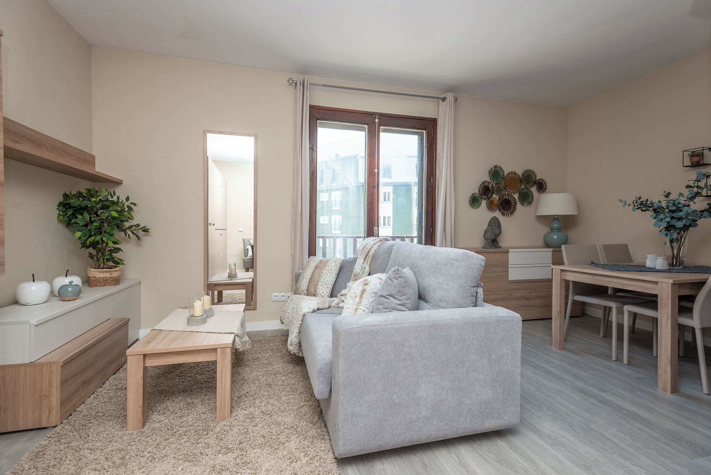 Estudio básico | Zona de estar | Una televisión