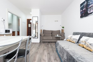 Apartament estàndard | Sala d'estar | Televisor 