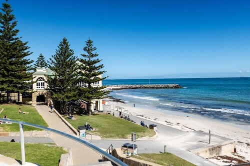 Beachside Escape – Bright Apt Steps from Cottesloe Beach with Balcony