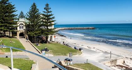 Beachside Escape â Bright Apt Steps from Cottesloe Beach with Balcony