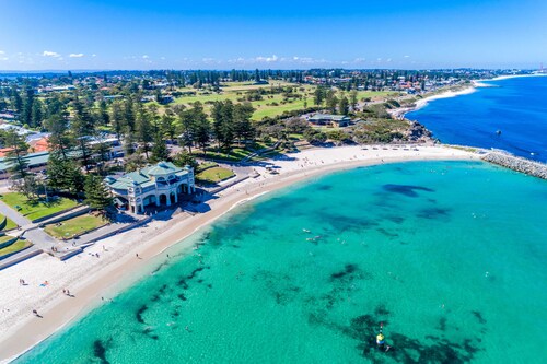 Beachside Escape – Bright Apt Steps from Cottesloe Beach with Balcony