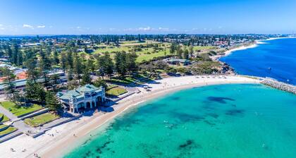 Beachside Escape – Bright Apt Steps from Cottesloe Beach with Balcony
