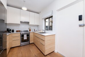 ثلاجة، ميكروويف، فرن، موقد طهي مسطح