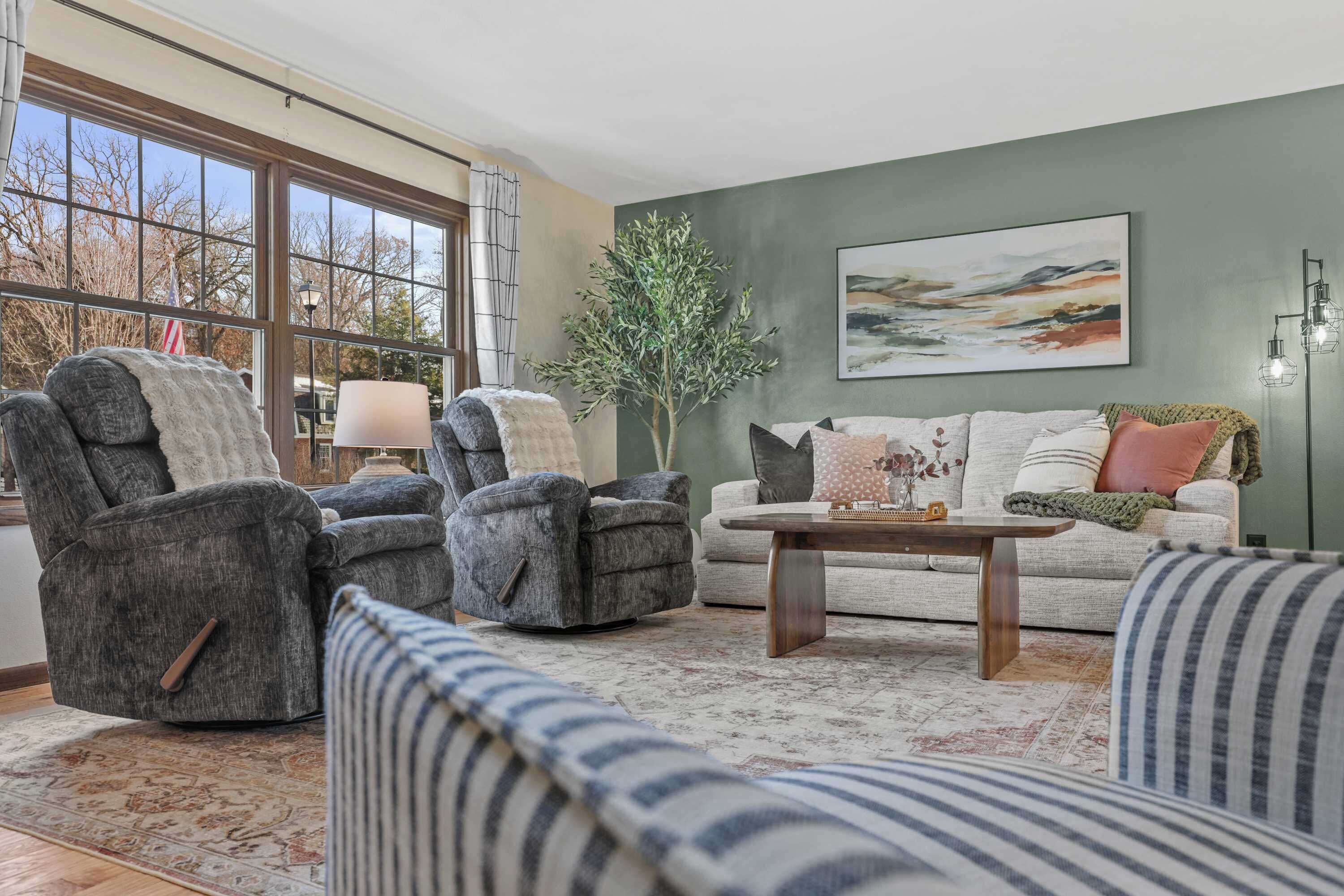 Televisie, een open haard en een kantoor