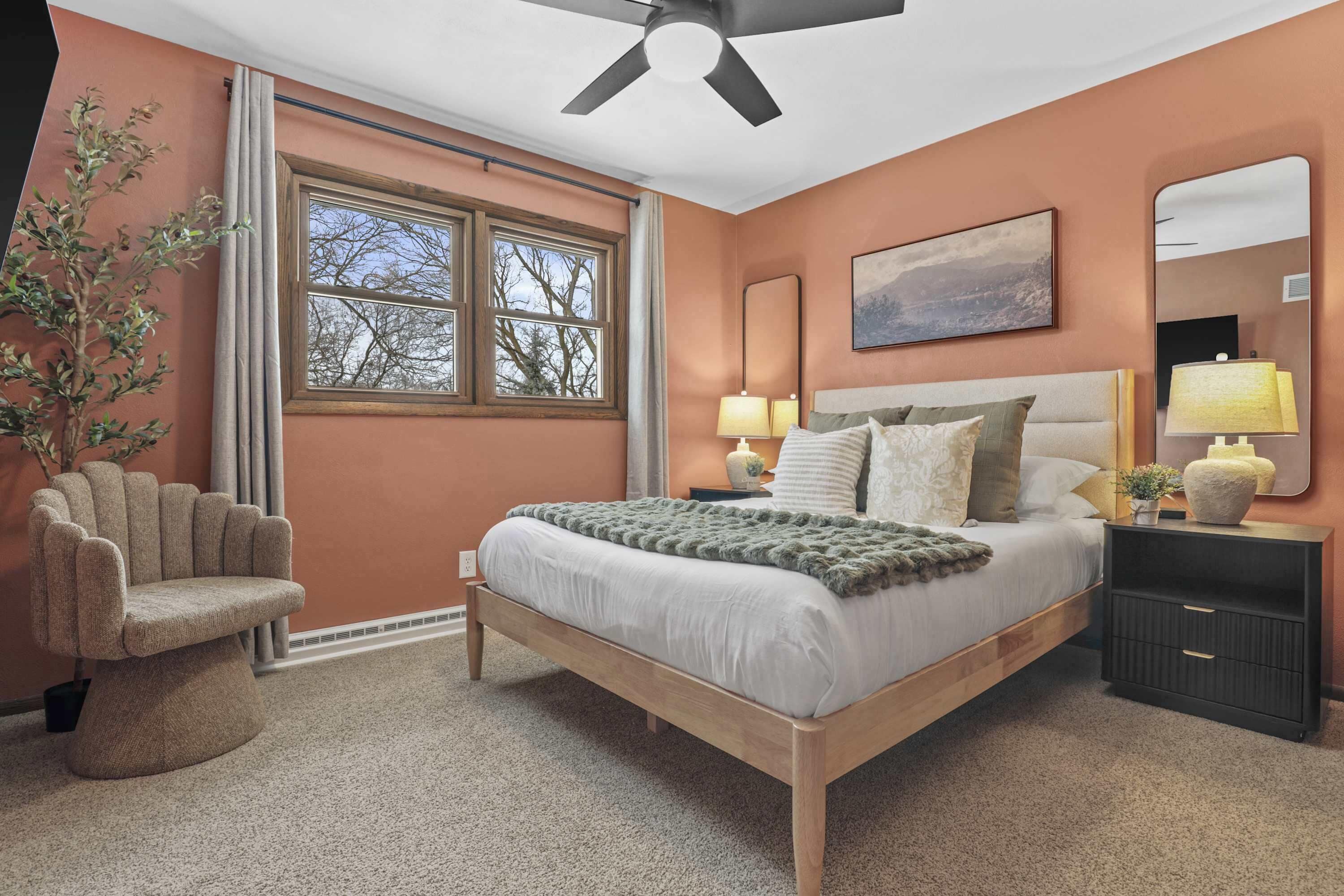 4 slaapkamers, een bureau, een strijkplank/strijkijzer, reisbedje