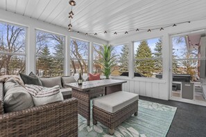 Una televisión, una chimenea, una oficina