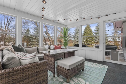 Hot Tub - Game Room - 20 min to Capitol - Pets