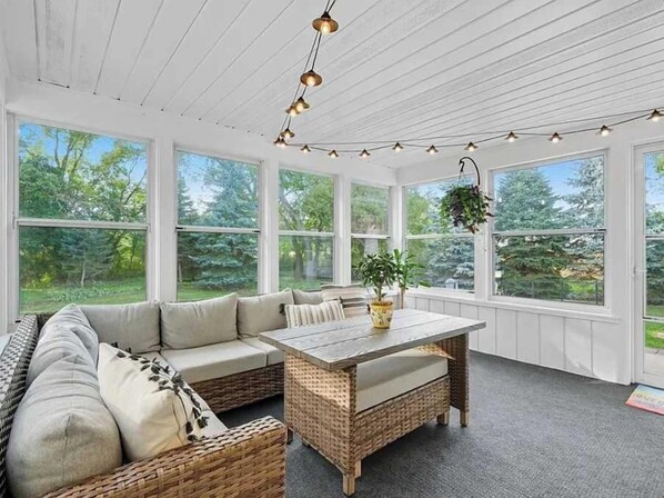 تلفزيون، مدفأة، مكتب