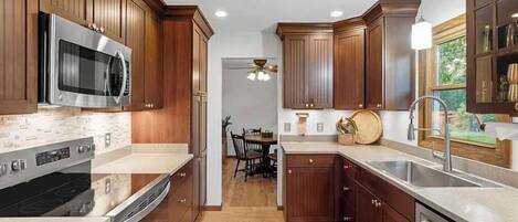 ثلاجة، ميكروويف، فرن، موقد طهي مسطح