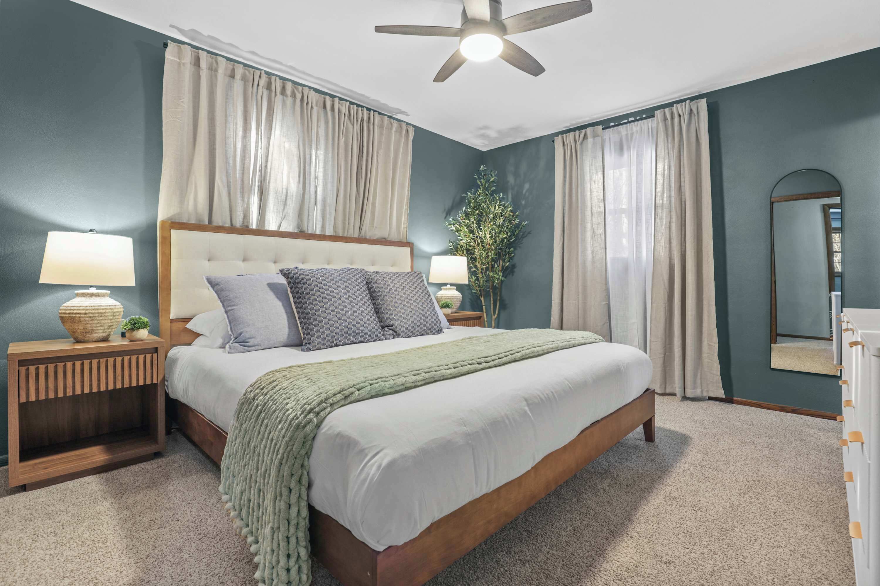 4 slaapkamers, een bureau, een strijkplank/strijkijzer, reisbedje