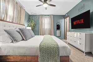 4 bedrooms, desk, iron/ironing board, travel crib - Hot Tub - Game Room - 20 min to Capitol - Pets (Sun Prairie)