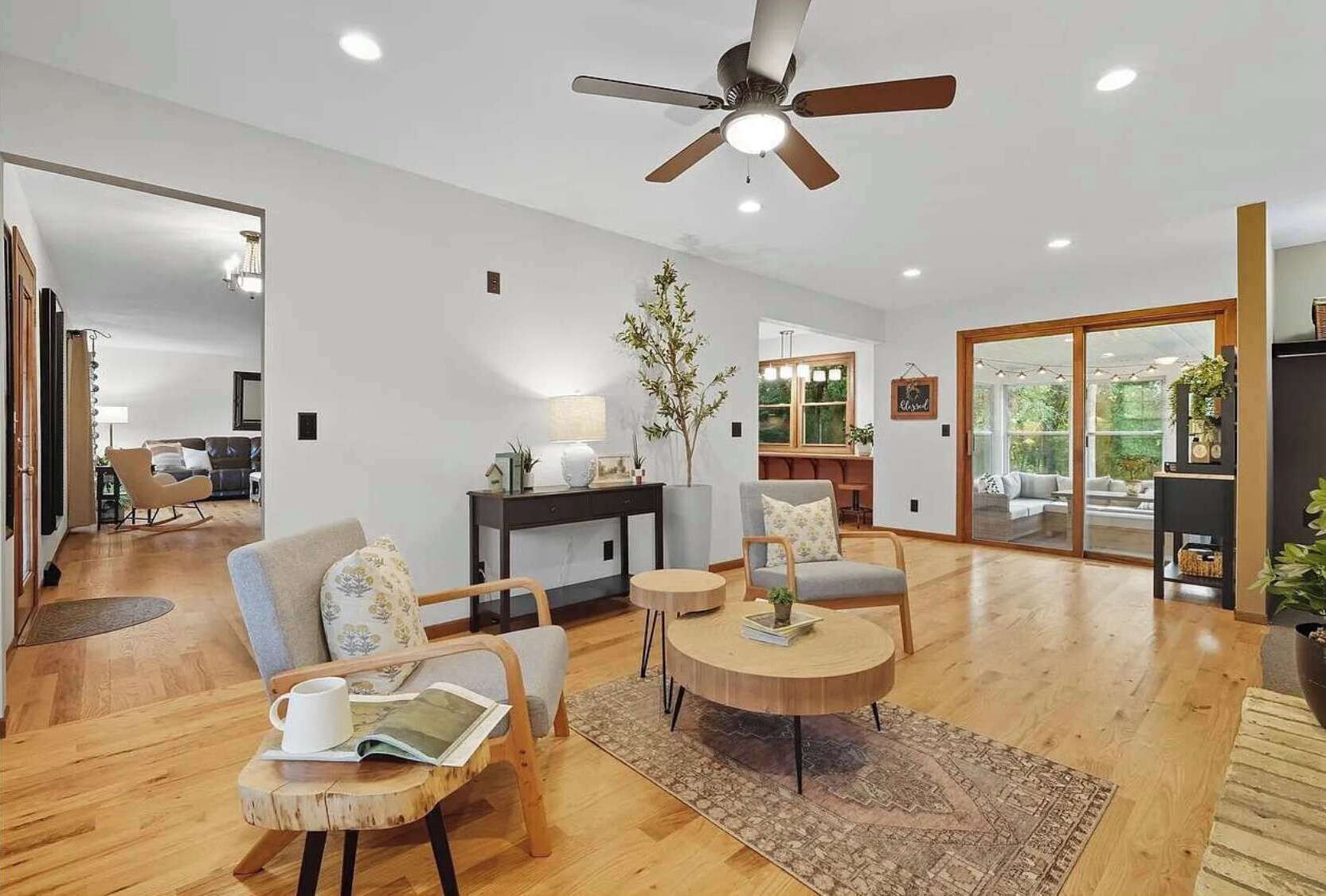 Televisión, chimenea y oficina 