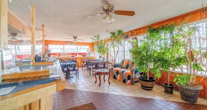 Highly Rated Pet-Friendly Stay Near Hwy 287 – Great for Families & Groups