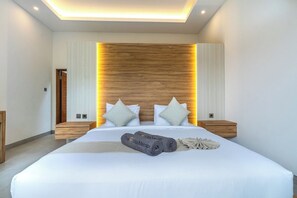 Tabla de planchar con plancha, cuna de viaje, wifi y ropa de cama