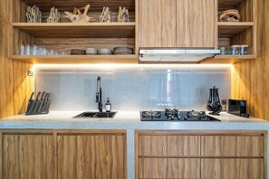 Frigorífico, microondas, placa de cocina y cafetera o tetera