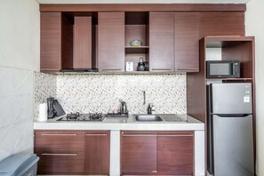 雪櫃、微波爐、焗爐、爐具