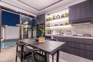 Kühlschrank, Mikrowelle, Herdplatte, Wasserkocher mit Kaffee-/Teezubehör