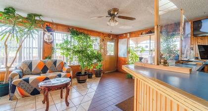 Convenient Pet-Friendly Stay Near Red River – Scenic Drives & Local Exploring