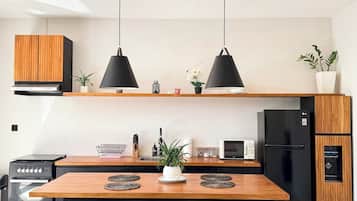 Réfrigérateur, four, plaque de cuisson, cafetière/bouilloire
