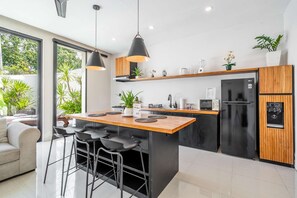 Kühlschrank, Ofen, Herdplatte, Wasserkocher mit Kaffee-/Teezubehör