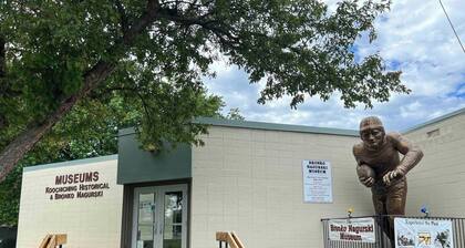 Comfort & Convenience! Room Near Restaurants and Local Attractions for Families!