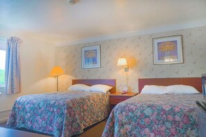 1 bedroom, iron/ironing board, free WiFi, bed sheets - Perfect Budget Room for Downtown Access – Full Beds for Comfort & Convenience (Bay City)