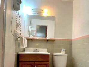 Sèche-cheveux, serviettes fournies