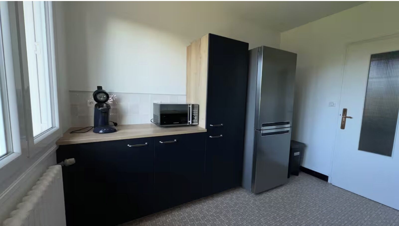 Jääkaappi, mikroaaltouuni, uuni, liesi