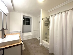 Hair dryer, towels, soap, toilet paper - Hale Loft w/kitchen, bath, laundry next to PEA (Exeter)