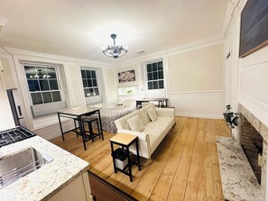 Televisión y chimenea 