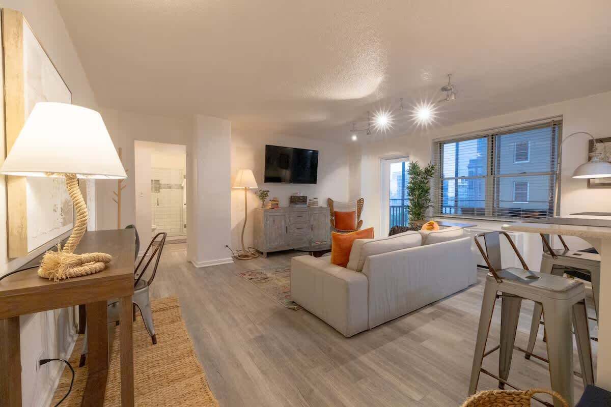 Télévision, cheminée, espaces bureaux