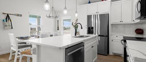 Refrigerador, microondas, horno, placa de cocina