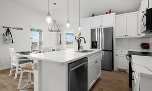 Geladeira, micro-ondas, fogão, cooktop